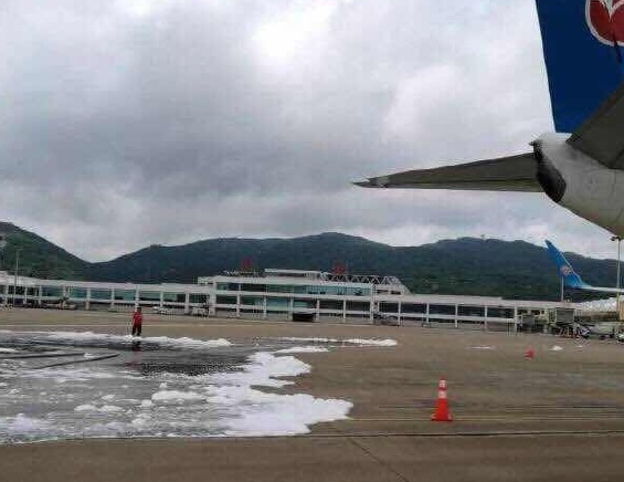 乌龙！长安航空首航飞机珠海机场“过水门” 消防车误喷泡沫致飞机停飞