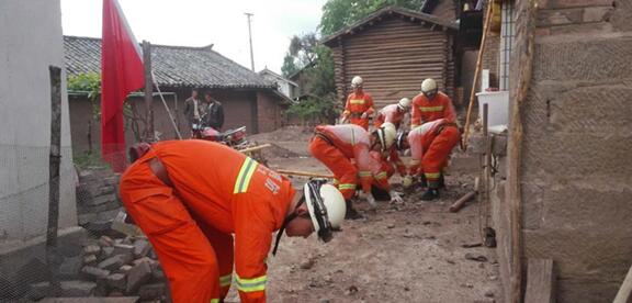 云南发生5.0级地震 消防迅速展开救援