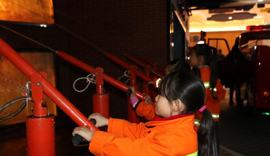儿童消防嘉年华 学消防、懂安全，争当小小消防员