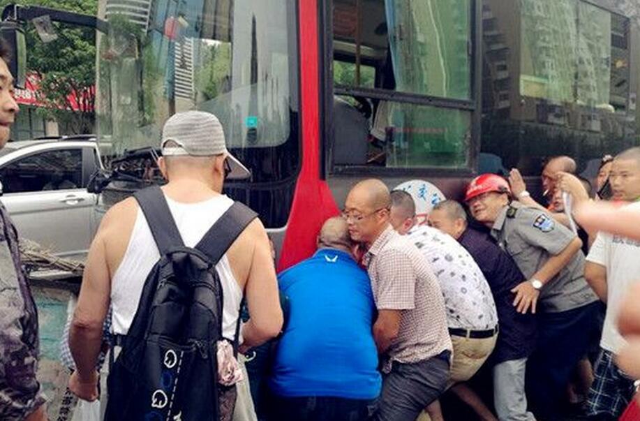 老人被压公交车底 众人抬车等待消防救援