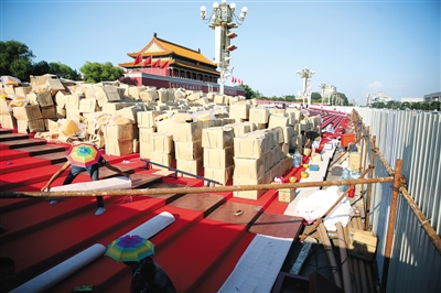 天安门广场开搭阅兵临时观礼台  LED显示屏登上天安门