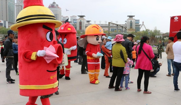 卡通明星现身中心广场 助阵“五一”消防知识宣传