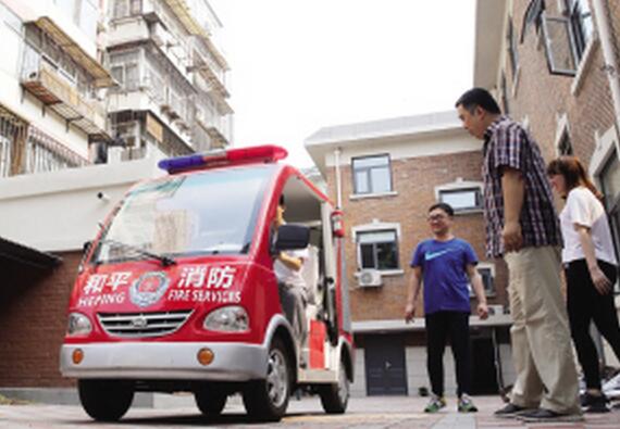 迷你消防车穿街入巷 遇到消防问题时可及时处置