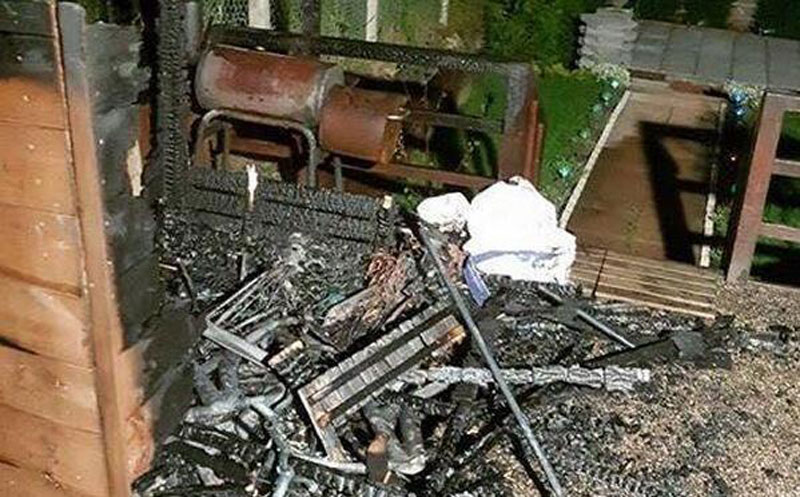 消防设备不完善 波兰的一个家庭花园惨遭火灾